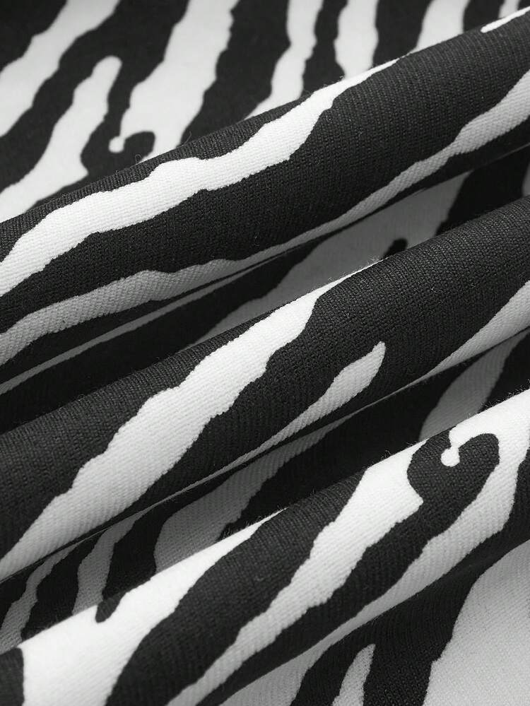 Pantalones de pierna ancha con estampado de cebra en blanco y negro, con talle alto y silueta fluida. Pantalones de estilo primavera-verano con estilo francés y parisino