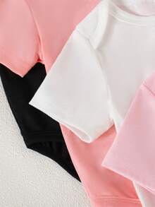 SHEIN 5件套女婴柔软舒适圆领纯色糖果连体衣，时尚休闲日常穿着，易于穿脱，短袖短裤款式，春夏款 - 彩色 - 查看 6