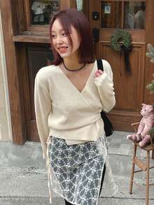 DAZY 法式设计 V 领不对称搭扣腰身修身长袖女式毛衣 - 杏色 - 查看 1