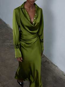 Aveloria Modichic 橄榄绿缎面质感两件套，深V领灯笼袖上衣搭配褶皱腰身鱼尾裙 - 綠色 - 查看 1