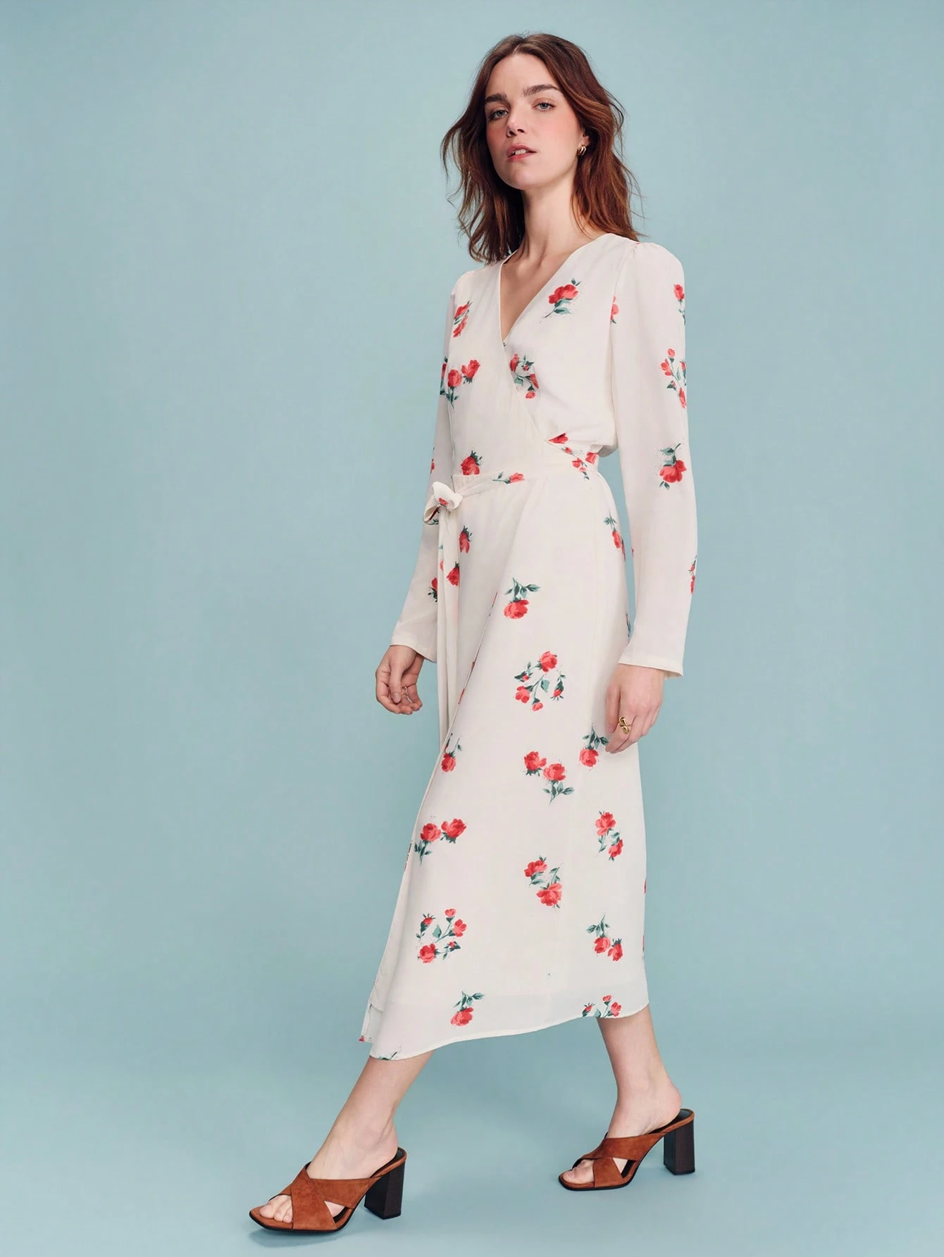 Żółta, maślana, długa, tkana sukienka kopertowa z czerwonym kwiatowym wzorem w stylu vintage, elegancka, wiosenno-letnia, w stylu francuskim, w stylu paryskim