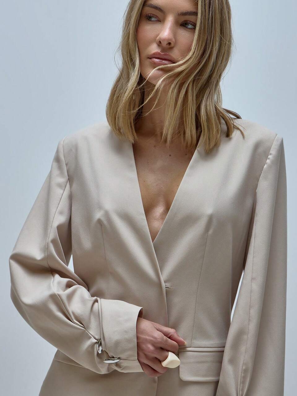 Blazer ajusté coordonné avec Top à manches plissées et garniture argentée en V profond. Nouveau, idéal pour le bureau, le travail de tous les jours, mignon. Taillage printemps