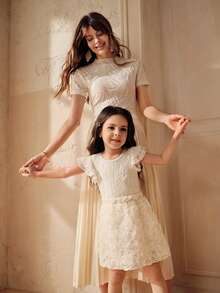 SHEIN Áo thun nữ mùa hè kiểu dáng thường ngày, tối giản, màu trơn, chất liệu vải có họa tiết, xếp lớp, bèo nhún ở nách, thích hợp cho mẹ và con gái, kiểu dáng thanh lịch màu be, gồm áo và chân váy Filipiniana, đồ đôi mẹ và con (2 món bán riêng) - trắng - Xem 5