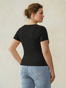 MOTF PREMIUM CAMISETA NEGRA AJUSTADA DE MANGA CORTA CON CUELLO EN V CRUZADO DE unicolor SIMPLE PARA USO DIARIO Y CASUAL PARA MUJERES TALLA GRANDE - Negro - Ver 2