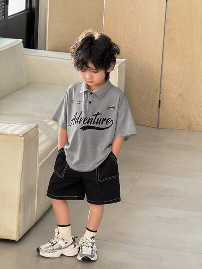 SHEIN 两件套男童休闲舒适日常学院风简约时尚个性化字母印花短袖Polo衫和口袋短裤套装，适合春夏季节日常穿着、运动、郊游、上学、聚会、节日、拍照、返校季等场合。