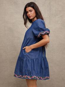 WESTFADE 花卉刺绣圆领短泡泡袖层叠不对称娃娃牛仔迷你连衣裙 - 中等水洗藍 - 查看 6