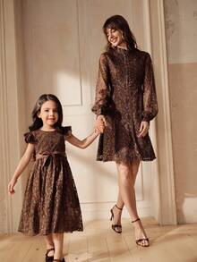 SHEIN 3D立体花朵A字蝴蝶结可爱女童（幼儿）连衣裙，亲子装 - 咖啡 - 查看 3