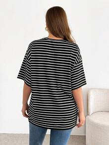 SHEIN Essnce Áo thun ngắn tay kẻ sọc đen trắng dành cho nữ cỡ lớn, thời trang mùa xuân/hè, dáng rộng thoải mái, đa năng, thích hợp mặc hàng ngày, kiểu dáng đơn giản, áo công sở. - Đen và trắng - Xem 2