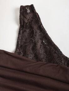 Chiquease 女士优雅不对称领口撞色蕾丝褶皱腰部A字双层荷叶边迷你连衣裙 - 棕色 - 查看 3