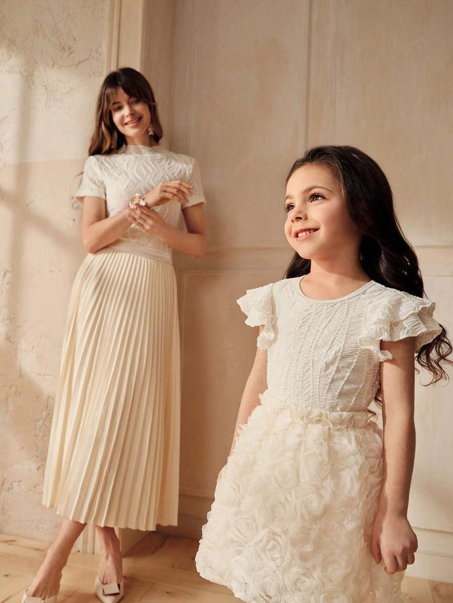 SHEIN Áo thun nữ mùa hè kiểu dáng thường ngày, tối giản, màu trơn, chất liệu vải có họa tiết, xếp lớp, bèo nhún ở nách, thích hợp cho mẹ và con gái, kiểu dáng thanh lịch màu be, gồm áo và chân váy Filipiniana, đồ đôi mẹ và con (2 món bán riêng) - trắng - Xem 1