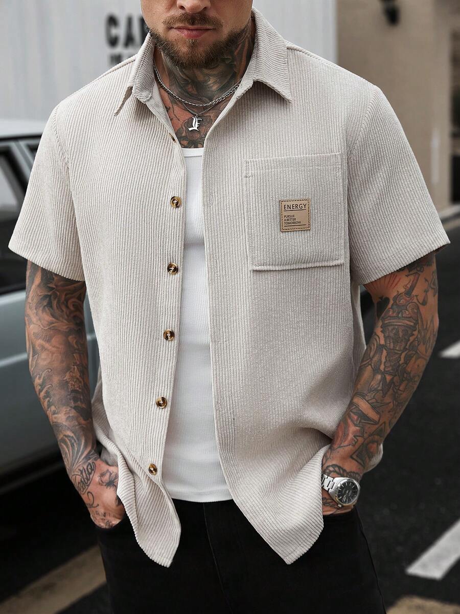 Manfinity CasualCool 休闲时尚多功能夏季男士短袖衬衫，男士灯芯绒条纹衬衫，男士纹理衬衫，男士短袖纽扣衬衫，男士秋季户外服装，2025男士秋季服装。新款秋季衬衫是一款百搭的秋季外出衬衫，适合通勤、休闲约会、商务等各种场合。男士衬衫，街头服饰，男士针织纽扣衬衫，奶油色纽扣衬衫，男士短袖纽扣衬衫，米色纽扣衬衫，男士短袖纽扣衬衫