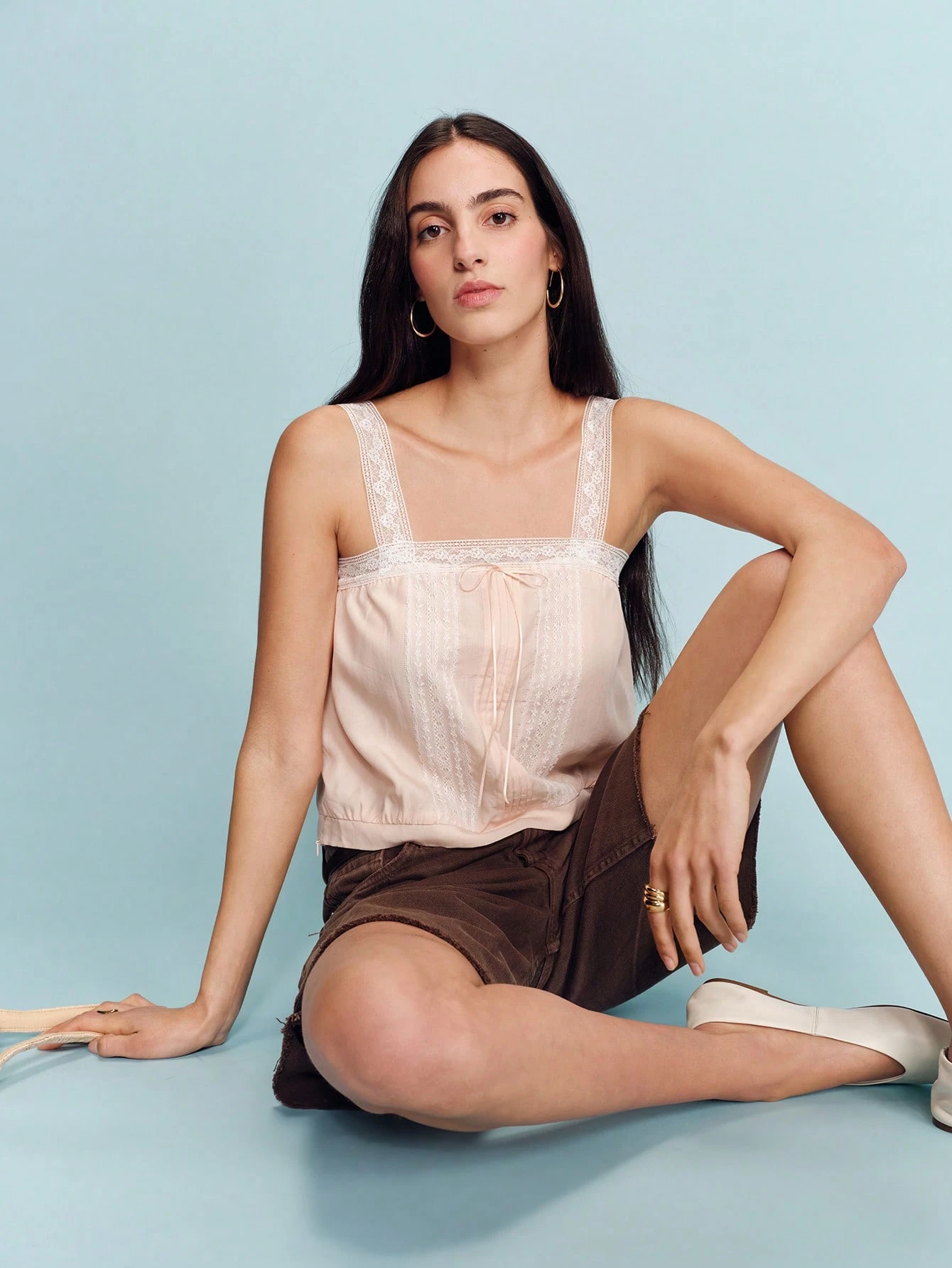 Romantyczny top z szyfonu w kolorze brzoskwiniowym na szerokich koronkowych ramiączkach, pionowymi koronkowymi panelami i wiązaniem z przodu. Uroczy, wiosenno-letni, francuski styl, paryski styl, wakacje.