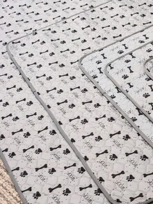 1片灰色骨头和爪印图案防水宠物垫，防滑，可水洗，可重复使用，适用于小型/中型/大型猫狗 - 灰色 - 查看 6