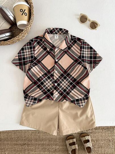 SHEIN 两件套男童休闲杏色格子 Polo 领短袖开衫衬衫搭配松紧腰短裤套装，提花面料，质感舒适，适合居家、外出、上学、旅行和度假穿着。