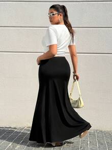 SHEIN EZwear 春夏新款休闲套装，适合外出、日常穿着、派对、音乐节、返校、毕业典礼、度假、购物、下午茶、街头穿搭。套装包含一件圆领短袖修身白色T恤（印有黑白字母图案）和一条黑色弹力针织鱼尾中长裙。大码两件套。 - 彩色 - 查看 2