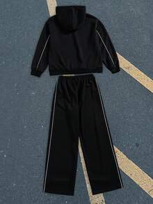 Coolqubz 2 件套青少年男童休闲街头连帽卫衣，带有装饰图案设计，白色条纹点缀突出服装结构，上下套装相配，适合秋冬装，可单独穿着，搭配白色休闲鞋 - 黑色 - 查看 2