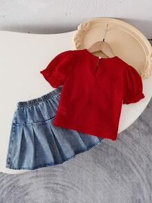 SHEIN Playful Pals 2件組少女夏季套裝，酒紅色針織短袖上衣配大尺寸白色蝴蝶結，泡泡袖設計與牛仔百褶裙，生日套裝 - 紅色 - 查看 3