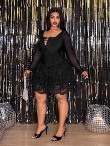 Vestido curto preto plus size estilo streetwear da Slaydiva, com alças finas, canelado, com nó e mangas compridas em tule. - Preto - Ver 1