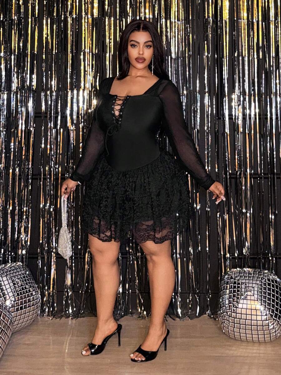 Vestido curto preto plus size estilo streetwear da Slaydiva, com alças finas, canelado, com nó e mangas compridas em tule. - Preto - Ver 1