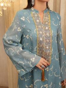 Layrah Elegantes Kleid mit Blumenstickerei und Glockenärmeln, Frühling/Sommer - Taubenblau - Übersicht 3