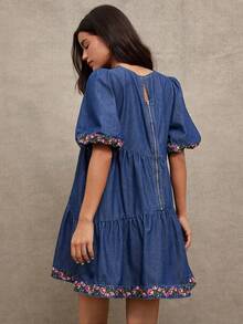 WESTFADE 花卉刺绣圆领短泡泡袖层叠不对称娃娃牛仔迷你连衣裙 - 中等水洗藍 - 查看 2