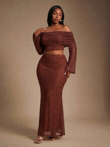 Radiana مجموعة من قطعتين للمرأة ذات الحجم الكبير، تتكون من ملابس علوية طويلة الأكمام ذات فتحة الكتف مع تصميم مضلع وجذاب، وتنورة ذيل السمكة، بلون أحادي أنيق - احمر خشبي - مشاهدة 1