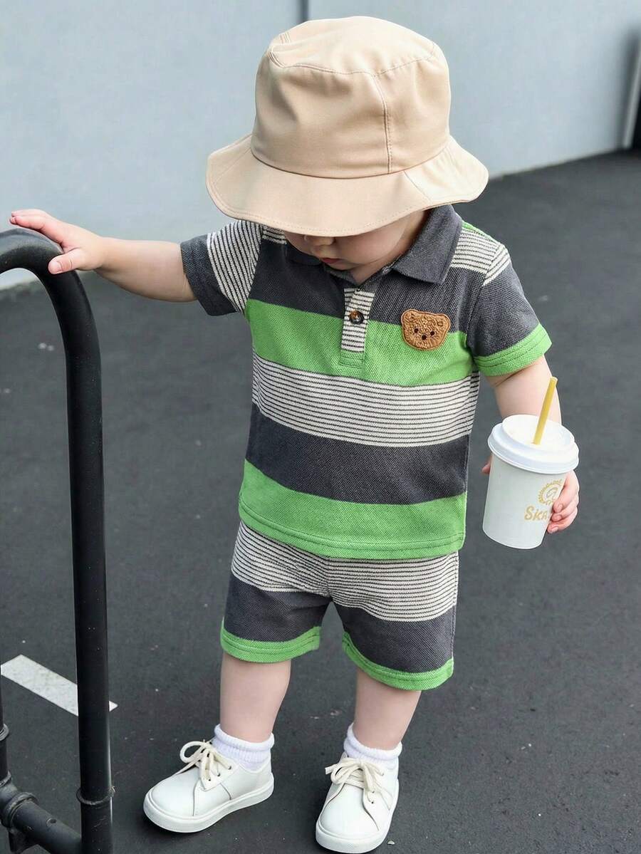 SHEIN Playful Pals 男婴休闲可爱小熊刺绣徽章条纹短袖polo衫和短裤套装,适合夏季穿着 - 彩色 - 查看 1
