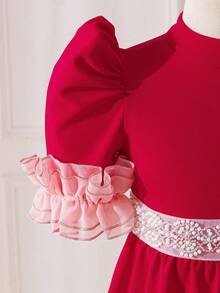 SHEIN Đầm chữ A dài ngang gối thanh lịch cho bé gái, kiểu dáng cổ điển, họa tiết hoa hồng dệt đính ngọc trai, phối bèo nhún, cổ đứng, tay ngắn, thích hợp cho mùa xuân/hè, lễ hội Ramadan, du lịch gia đình, công chúa xinh đẹp, trang phục trang trọng, trang phục chị em, trang phục dự tiệc, trang phục sinh nhật cho chị em gái, phù hợp cho bé gái mặc hàng ngày, lễ hội, họp mặt gia đình và các dịp đặc biệt. - Đỏ - Xem 4