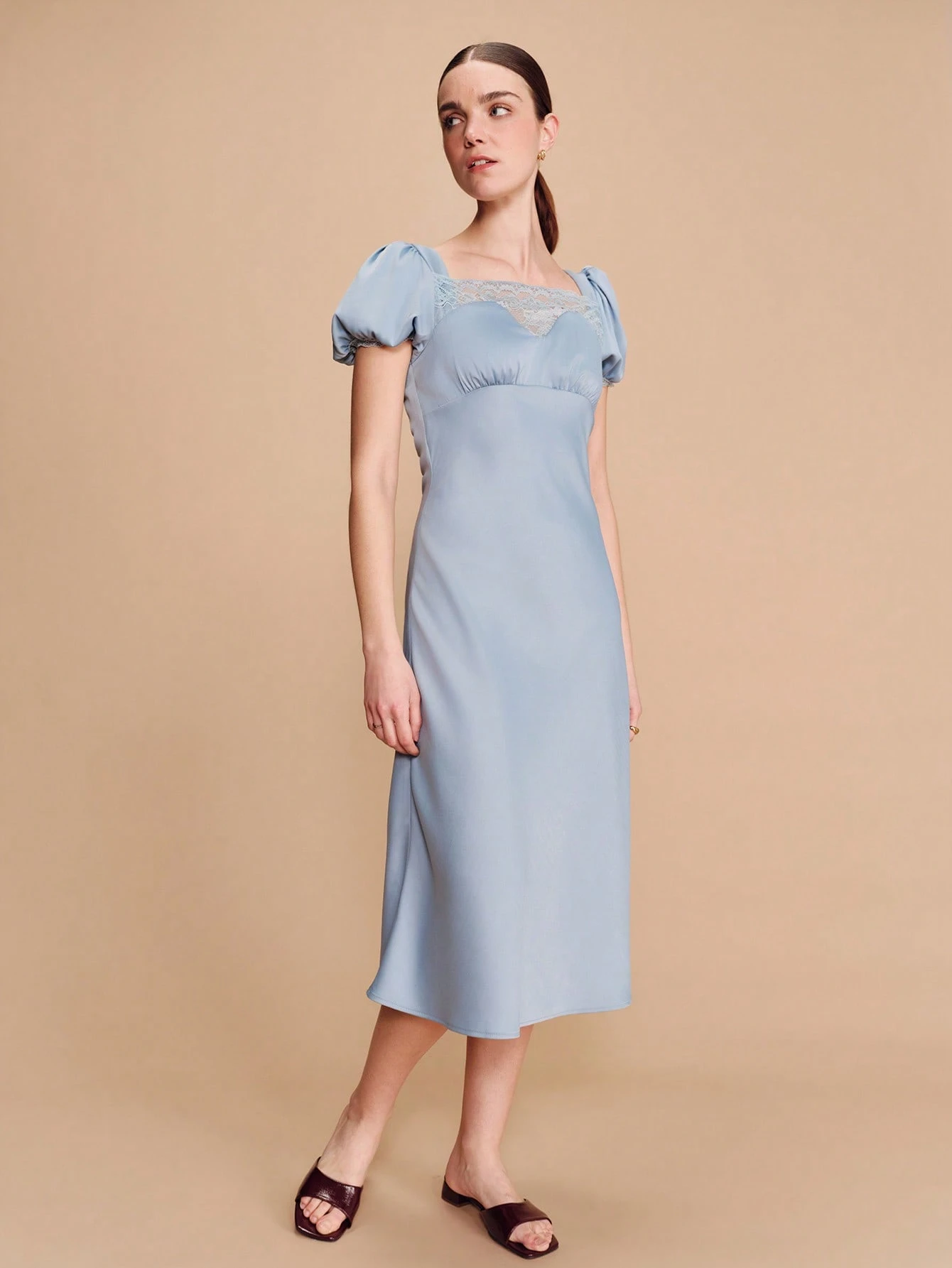 Vestido midi de satén azul cielo con mangas abullonadas y cuello con ribete de encaje, estilo vintage francés, elegante y chic para invitada de boda de primavera, estilo francés parisino