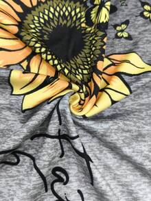 EMERY ROSE 女士休闲度假风渐变向日葵、蝴蝶和字母印花V领短袖T恤，夏季 - 彩色 - 查看 3