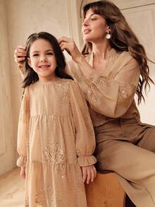 SHEIN Glamorique Kids 少女亮片刺绣雪纺贴花优雅长袖连衣裙 - 杏色 - 查看 3