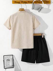 SHEIN Bộ quần áo thường ngày cho bé trai tuổi teen: áo sơ mi ngắn tay cổ chữ V và quần short. - Nhiều màu - Xem 5