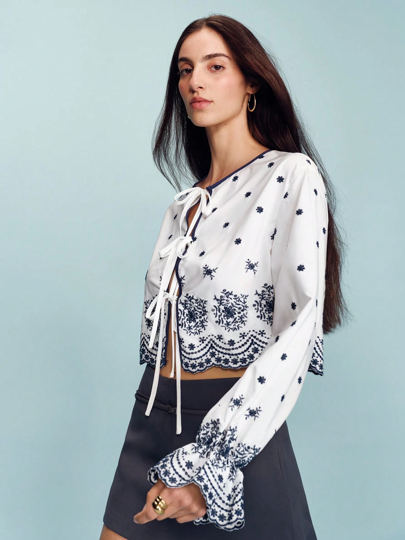 Blusa Branca com Amarração na Frente e Bordado Floral, Caimento Solto, Estilo Boho, Francês, Primavera Verão, Estilo Parisiense