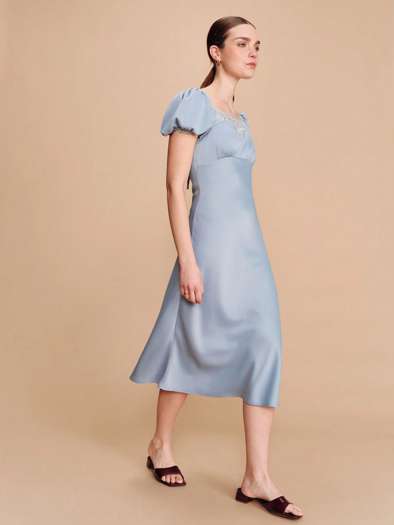 Vestido midi de satén azul cielo con mangas abullonadas y cuello con ribete de encaje, estilo vintage francés, elegante y chic para invitada de boda de primavera, estilo francés parisino