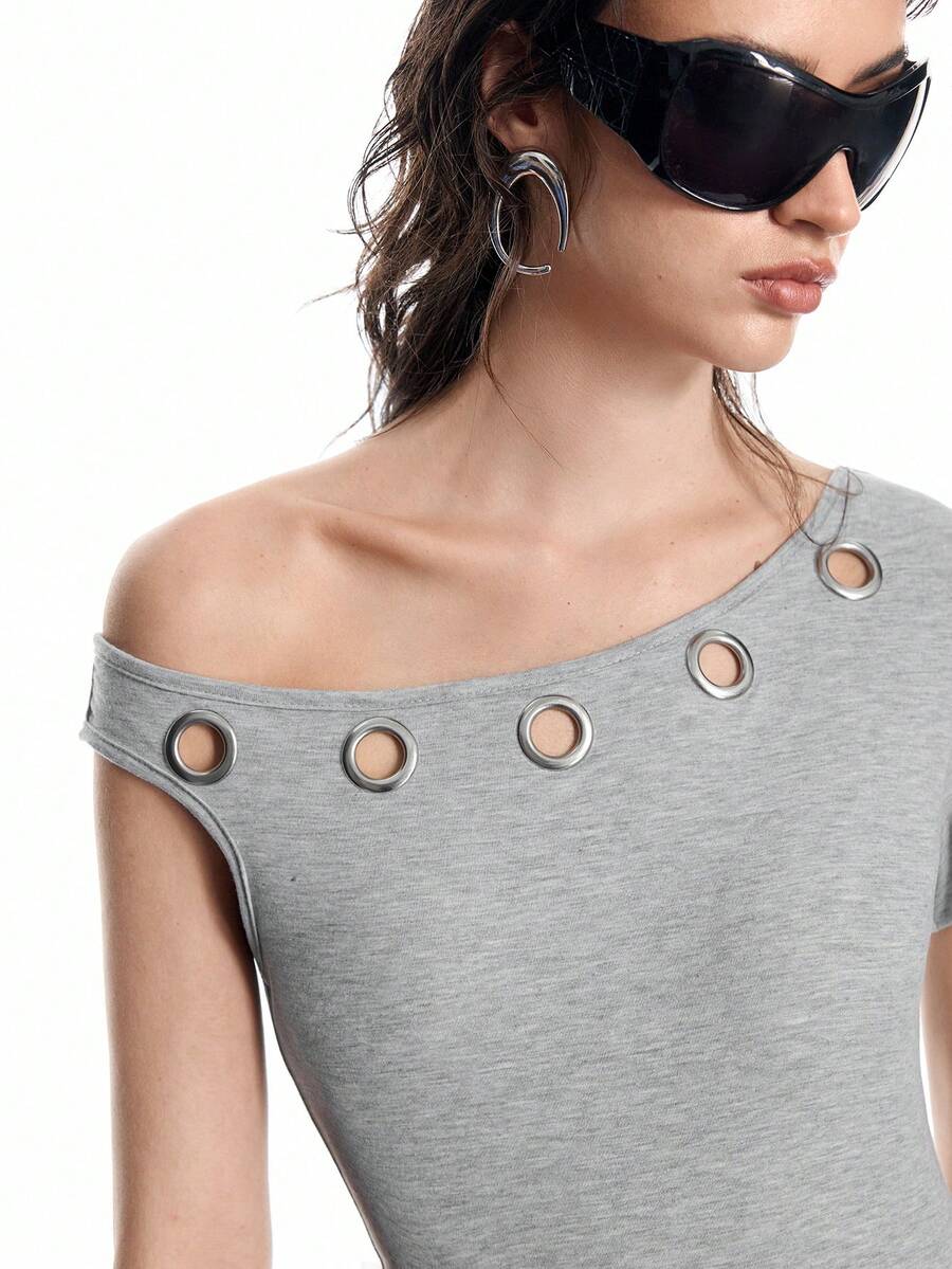 Airlisse Tricou gri tricotat pentru femei, guler asimetric, mânecă scurtă, cu inele de fixare, lungime regulată, stil casual, top de vară, topuri Y2k, topuri de petrecere, topuri gri pentru femei, top cu detalii de fixare, top ajustat pentru femei, top cu umăr dezbrăcat, top la modă pentru femei - Gri - Vizualizare 1