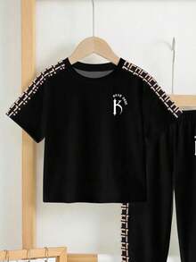 SHEIN 男童休闲宽松舒适运动风圆领短袖上衣和裤子两件套，适合春夏穿着，经典小字印花，复古花卉侧边印花 - 彩色 - 查看 4