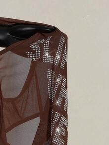 SHEIN ICON Áo hai dây ôm sát, xuyên thấu, màu đen lưới, gợi cảm, đính đá lấp lánh, dành cho nữ, kiểu dáng Y2k, chất liệu lưới, có chữ cái, hở lưng. - Cà phê nâu - Xem 11