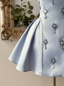 Lovelzi Đầm dạ hội dáng chữ A sang trọng, thanh lịch, màu xanh da trời nhạt, chất liệu satin, đính đá thủ công, dây đeo bản rộng, hở lưng và chi tiết buộc dây. - Màu xanh nhạt - Xem 3