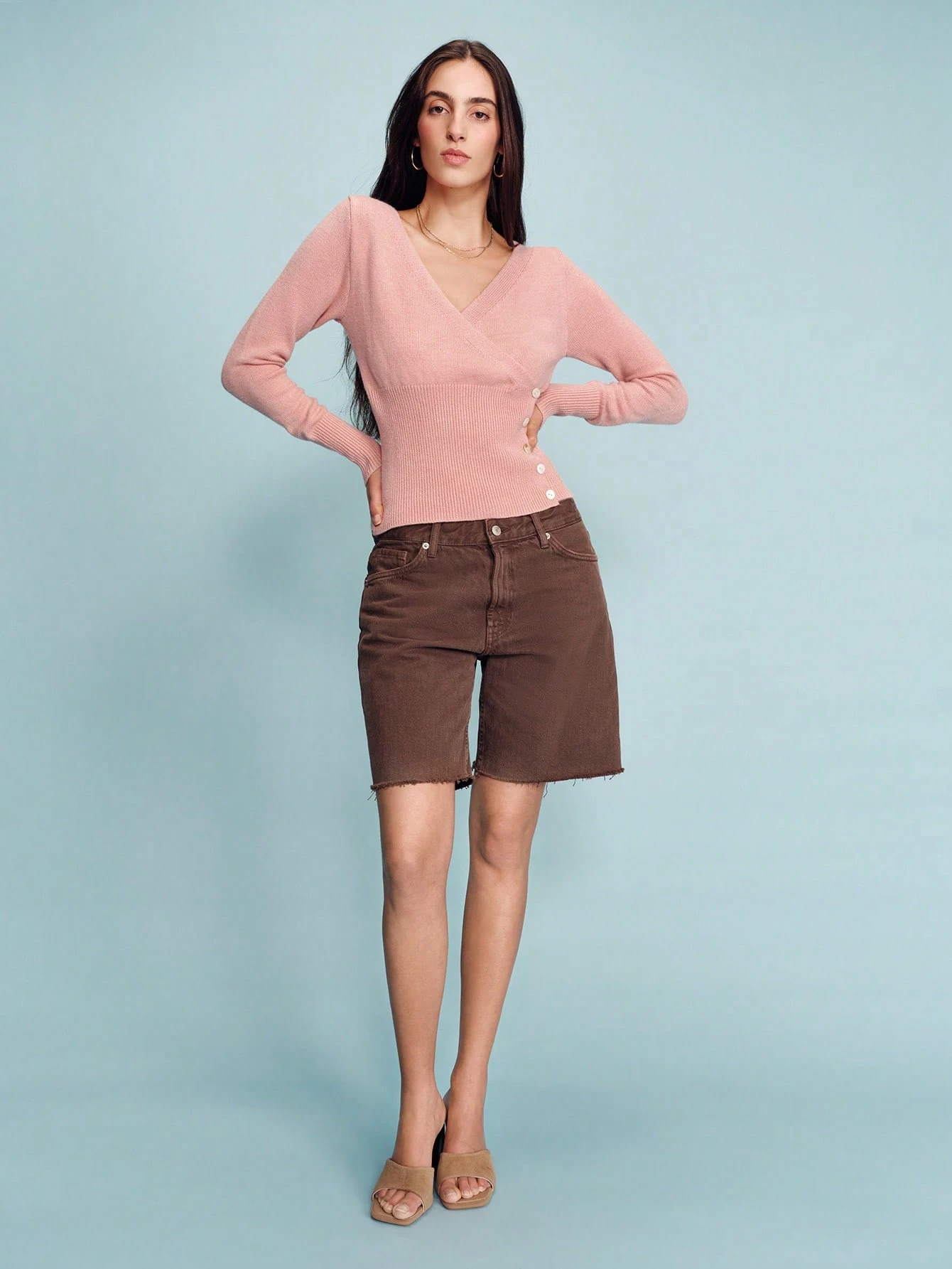 Rosa Wickel-Stil Strickpullover mit V-Ausschnitt Knopfdetail und weicher anliegender Silhouette, gemütlich, feminin, Frühling Sommer Strick im französischen Stil, Pariser Stil Damenpullover, Damen Strickpullover Rosa, Damen V-Ausschnitt Pullover Langarm Top