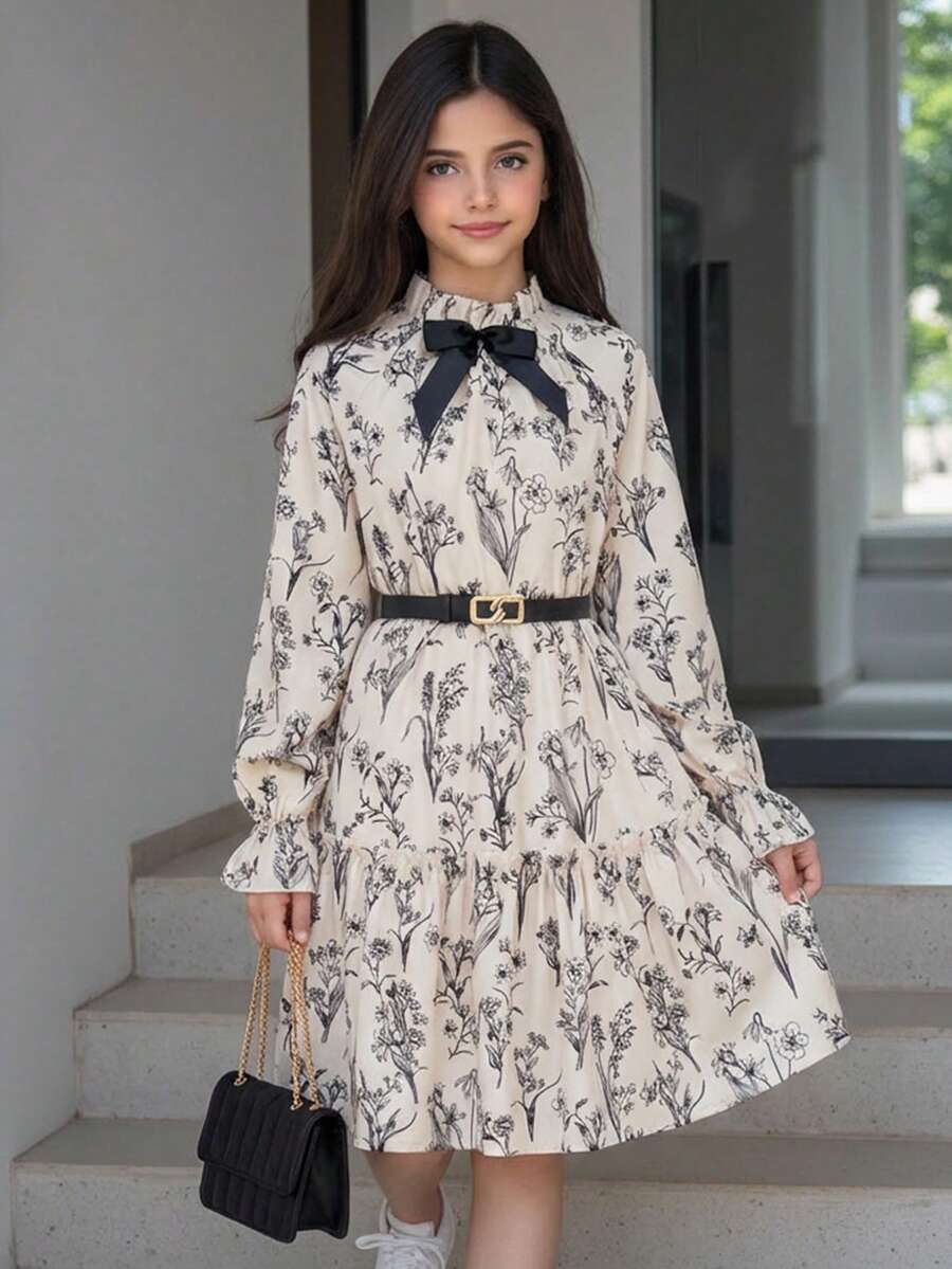 SHEIN 少女编织蝴蝶图案荷叶边下摆休闲长袖连衣裙 - 米色 - 查看 1