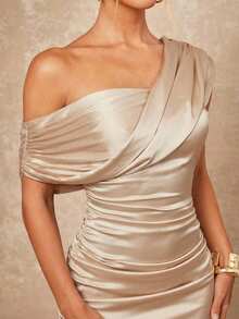 Lumalex 简约复古闪亮假日派对装扮，适合锐舞节、郊游、游泳度假、波西米亚风、户外、婚礼季、宴会、成人礼、海滩、海边、海滩度假、复活节、波西米亚风海滩户外婚礼派对、成人礼、返校派对等场合。女士纯色杏色优雅高贵缎面连衣裙，褶皱不对称修身优雅连衣裙，单肩褶皱装饰修身长裙，单肩连衣裙，单袖连衣裙，杏色连衣裙，新年连衣裙，宰牲节派对连衣裙，酒红色连衣裙，垂褶连衣裙，女士优雅连衣裙，舞会礼服，结婚纪念日，春节派对季，情人节，感恩节装扮，新年夜锐舞节，正式舞会礼服，音乐会派对宴会礼服，晚礼服，情人节约会 - 香檳色 - 查看 2