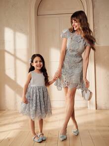 SHEIN Glamorique Kids 蕾丝边缎面露背蝴蝶结派对连衣裙，适合年轻女孩，可搭配家庭装 - 藍白色 - 查看 2