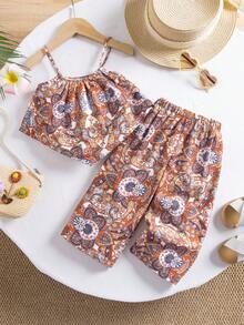 SHEIN 这款女婴两件套可爱百搭的夏季度假碎花吊带背心和裤子套装，舒适休闲，百搭时尚，适合日常穿着。完美适用于秋冬季生日派对、聚会、演出、婚礼、洗礼、开学典礼、室内外活动、日常生活、运动、玩耍、派对、拍照、度假和节假日。也适合春夏季穿着。 - 彩色 - 查看 1