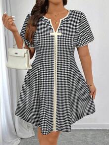 Elenzga Plus Size Pleated Texture Colorblock V-Neck Short Sleeve A-Line Casual Midi Dress - Black and White - View 4