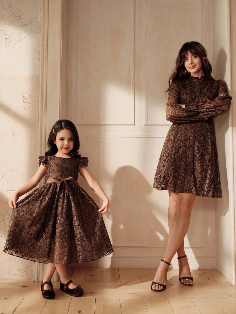 SHEIN 3D立体花朵A字蝴蝶结可爱女童（幼儿）连衣裙，亲子装 - 咖啡 - 查看 4