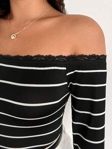 Calvaya Camiseta Ajustada com Ombros à Mostra, Renda Contrastante e Listras, Casual, Plus Size, Outono - Multicolorido - Visão 5