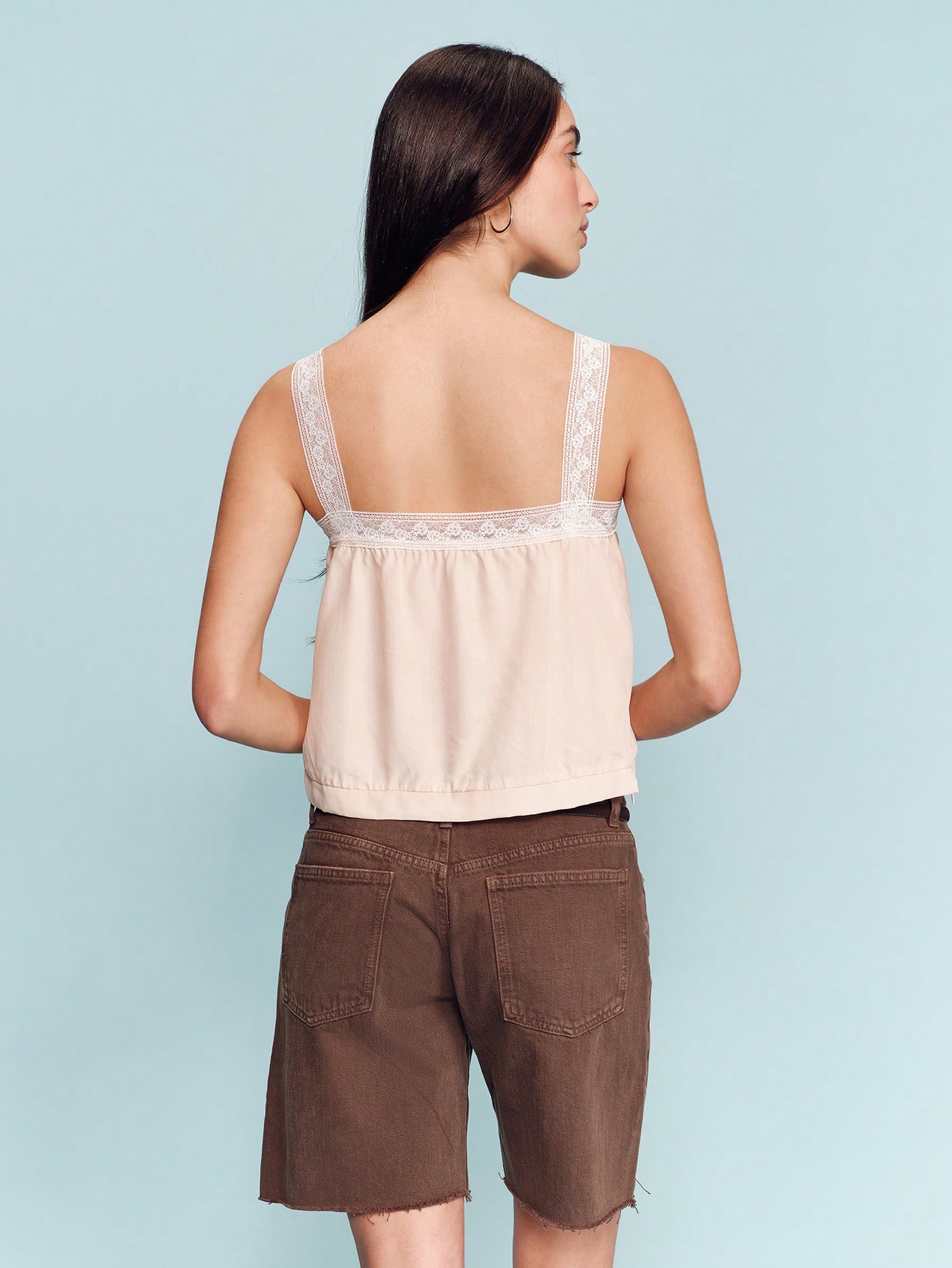 Romantyczny top z szyfonu w kolorze brzoskwiniowym na szerokich koronkowych ramiączkach, pionowymi koronkowymi panelami i wiązaniem z przodu. Uroczy, wiosenno-letni, francuski styl, paryski styl, wakacje.