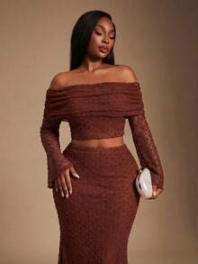 Radiana مجموعة من قطعتين للمرأة ذات الحجم الكبير، تتكون من ملابس علوية طويلة الأكمام ذات فتحة الكتف مع تصميم مضلع وجذاب، وتنورة ذيل السمكة، بلون أحادي أنيق - احمر خشبي - مشاهدة 3