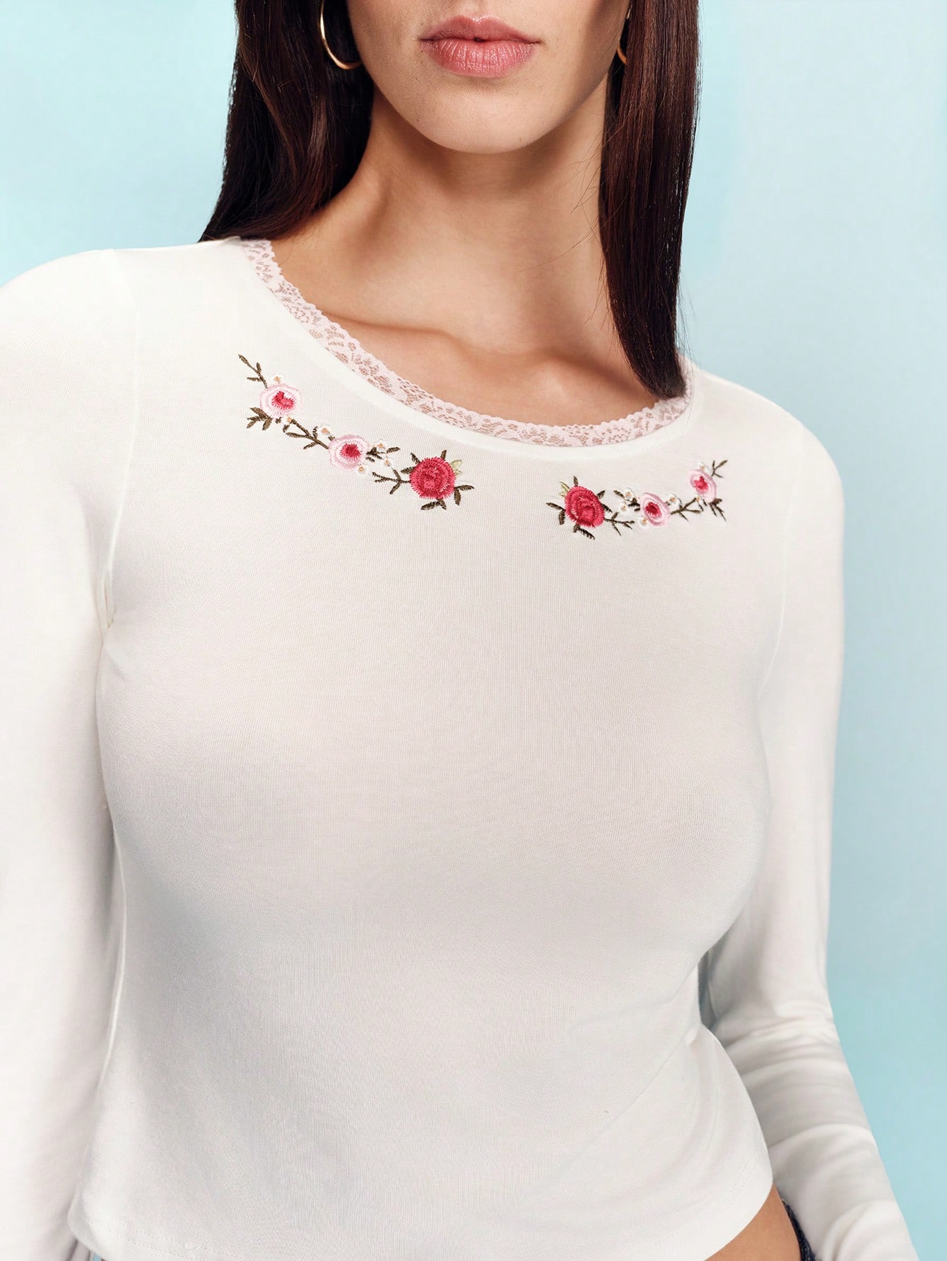 Camiseta de manga larga con suave estiramiento, con detalles bordados florales y cuello con ribete de encaje, en estilo vintage, bonito estilo francés, estilo parisino