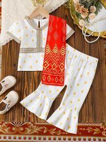 女婴白色梭织黄色波点V领金色滚边短袖上衣和喇叭裤套装，附赠红色印花披肩，春夏款